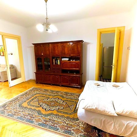 Ultracentral Apartment 4 Rooms - Old City Center -120 Square Meters - Boekarest Buitenkant foto